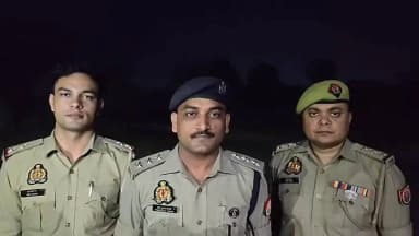 दिनाँक 20.06.2026 को थाना रिफाइनरी क्षेत्रान्तर्गत मीरा कॉलोनी में हुए जमीनी विवाद में सेनापति कुंतल नामक व्यक्ति घायल हो गए जिनकी दौराने ईलाज मृत्यु हो गयी। उक्त प्रकरण में त्वरित कार्यवाही करते हुए पुलिस ने तत्काल सुसंगत धाराओं में अभियोग पंजीकृत किया और अभियुक्तगण की गिरफ्तारी के लिए दो टीमों का गठन किया । मुखबिर की सूचना पर जब पुलिस टीम ने कोयला अलीपुर कट के पास दबिश दी, तो अभियुक्तगण द्वारा पुलिस पार्टी पर जान से मारने की नीयत से फायरिंग की गयी। पुलिस द्वारा आत्मरक्षार्थ की गई जवाबी कार्रवाई में अभियुक्त योगेन्द्र पहलवान दोनों पैरों में गोली लगने से घायल हो गया, जबकि उसके साथी अभियुक्त समय सिंह को मौके से घेराबंदी कर गिरफ्तार कर लिया गया । पुलिस ने घटना में प्रयुक्त कार, लोहे की सरिया, दो अवैध तमंचे और जिंदा कारतूस बरामद किए हैं । पुलिस अभिरक्षा में घायल अभियुक्त योगेन्द्र को इलाज के लिए अस्पताल में भर्ती कराया गया है अग्रिम विधिक कार्यवाही प्रचलित है।
बाइट- #COREFINARY_MTA
@Uppolice
@adgzoneagra
@digrangeagra