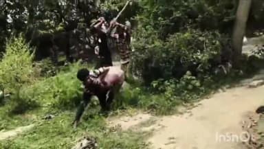 मुंगेर: धरहरा थाना क्षेत्र इलाके में एक वीडियो तेजी से हो रहा है वायरल। शराब पीकर हंगामा कर रहे युबक को ग्रामीण युबक लाठी -ड