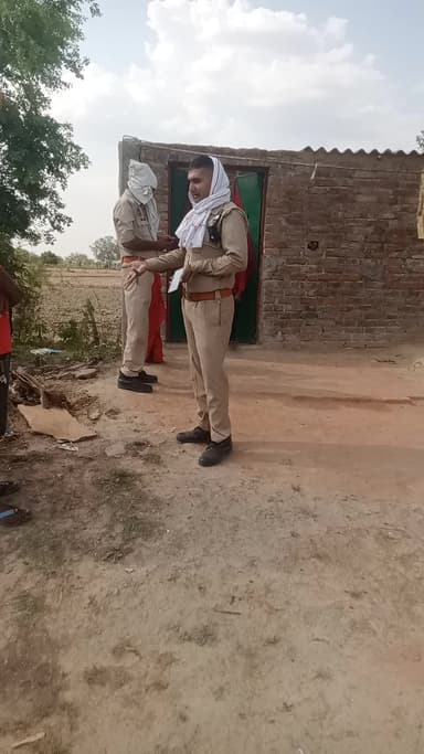 yahan per dhandha chalu kar rakhe hain lohari gaon ka talab mein inko pakad Gaya hai t police wale ka naam Manoj Kumar p