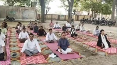 रायबरेली के डीह ब्लॉक में योग शिविर,अंतरराष्ट्रीय योग दिवस पर जनप्रतिनिधियों, अधिकारियों ने किया योगाभ्यास
#योग दिवस