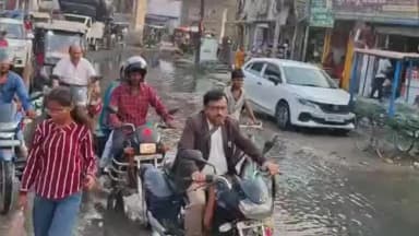 सुपौल: नाले ने बढ़ाई परेशानी, लोहिया नगर चौक जलमग्न; राहगीरों और बाइक चालकों को हो रही भारी दिक्कत