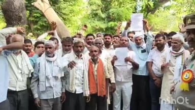 मैनपुरी: फैजपुर में चकबंदी निरस्त करने की मांग को लेकर ग्रामीणों ने किया प्रदर्शन, कैबिनेट मंत्री को सौंपा ज्ञापन