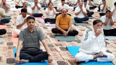 12वां #अंतरराष्ट्रीय_योग_दिवस के अवसर पर सामूहिक योग प्रदर्शन कार्यक्रम आईटीआई परिसर भिण्ड में आयोजित किया गया।
इस दौरान सांसद श्रीमती संध्या राय, क्षेत्रीय विधायक श्री नरेन्द्र सिंह कुशवाह, भाजपा जिलाध्यक्ष श्री देवेन्द्र सिंह नरवरिया, कलेक्टर भिण्ड, पुलिस अधीक्षक भिण्ड, सीईओ जिला पंचायत भिण्ड सहित अन्य अधिकारी एवं जनप्रतिनिधिगण उपस्थित रहे।
#CMMadhyaPradesh
#JansamparkMP
#InternationalYogaDay
#Internationalyogaday2026
#भिण्ड
#Bhind