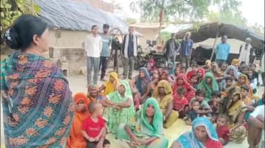 चौपाल लगाकर ग्रामीणों को जागरूक करती दिखी कांग्रेस जिला उपाध्यक्ष किरन देवी।