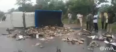 चांडिल: एनएच 33 झाबरी नतुनहीह गांव के पास शराब लदा पिकअप वेन पालटा,4 लाख 50 हजार का शराब बर्बाद