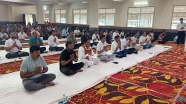 12वां अंतर्राष्ट्रीय योग दिवस
नवीन कृषि उपज मंडी, आगर में 12वें अंतर्राष्ट्रीय योग दिवस के अवसर पर भव्य सामूहिक योग कार्यक्रम आयोजित किया गया। कार्यक्रम में विधायक श्री मधु गहलोत मुख्य अतिथि के रूप में उपस्थित रहे।
योग प्रशिक्षकों के मार्गदर्शन में जनप्रतिनिधियों, अधिकारियों, कर्मचारियों एवं बड़ी संख्या में नागरिकों ने सामूहिक योगाभ्यास कर स्वस्थ एवं संतुलित जीवन का संकल्प लिया।
योग केवल व्यायाम नहीं, बल्कि शरीर, मन और आत्मा को जोड़ने का माध्यम है। आइए, योग को अपनी दिनचर्या का हिस्सा बनाकर स्वस्थ भारत के निर्माण में योगदान दें।
#InternationalYogaDay #YogaDay2026 #YogaForOneEarthOneHealth #AgarMalwa #योगदिवस #HealthyIndia #AgarMalwa