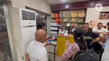 পশ্চিম যোৰহাট: যোৰহাট স্থিত মিঠাই জংচনত মিঠাইৰ পেকেটত চুলি , চক্ৰ বিষয়াৰ উপস্থিতিত খাদ্য সুৰক্ষা বিভাগৰ অভিযান