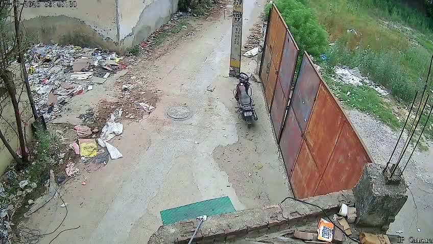 बूढ़पुर गांव अलीपुर दिल्ली में दिनदहाड़े बाइक चोरी हुई लेकिन पुलिस अभी तक चोर को गिरफ्तार नहीं कर सकी है
