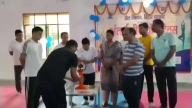 छपरा: छपरा में अंतर्राष्ट्रीय योग दिवस के अवसर पर खेल विभाग द्वारा किया गया योग विधायक ने किया दीप प्रज्वलित