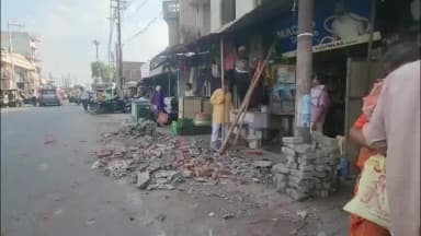 मोठ: सावित्री चौराहा के पास दुकान का छज्जा गिरा, बड़ा हादसा टल गया
