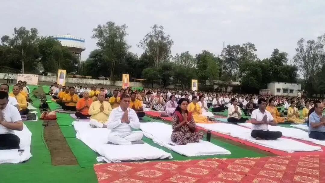 12वें अंतर्राष्ट्रीय योग दिवस 2026 के अवसर पर शाजापुर जिला मुख्यालय में आयोजित सामूहिक योगाभ्यास कार्यक्रम में जनप्रतिनिधियों, अधिकारियों, कर्मचारियों, छात्र-छात्राओं एवं नागरिकों ने उत्साहपूर्वक सहभागिता की।
#IDY2026 #YogaForHealthyAgeing #InternationalYogaDay #Shajapur #शाजापुर https://t.co/EUc38rwDh1