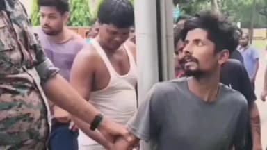 चक्रधरपुर: रेलवे कर्मचारी श्रीनिवास के क्वार्टर में चोरी का प्रयास, संदिग्ध युवक को लोगों ने किया पुलिस के हवाले