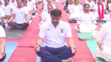 पार्लियामेंट स्ट्रीट: भाजपा सांसद मनोज तिवारी ने अंतरराष्ट्रीय योग दिवस 2026 कार्यक्रम में किया योग