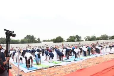 अंतर्राष्ट्रीय योग दिवस पर श्रीमती आर्तिका शुक्ला जिला कलेक्टर व श्री सुधीर चौधरी पुलिस अधीक्षक व डॉ. दीपक कुमार अतिरिक्त पुलिस अधीक्षक (मुख्यालय) व प्रशासनिक अधिकारी आदि ने योगाभ्यास किया।
#InternationalDayOfYoga #YogaDay2026 #RajasthanPol
