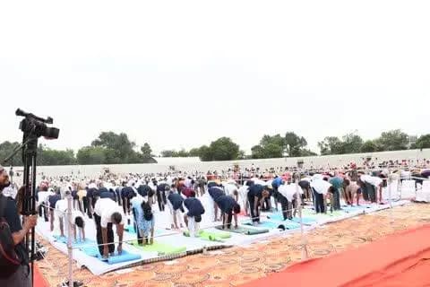 अंतर्राष्ट्रीय योग दिवस पर श्रीमती आर्तिका शुक्ला जिला कलेक्टर व श्री सुधीर चौधरी पुलिस अधीक्षक व डॉ. दीपक कुमार अतिरिक्त पुलिस अधीक्षक (मुख्यालय) व प्रशासनिक अधिकारी आदि ने योगाभ्यास किया।
#InternationalDayOfYoga #YogaDay2026 #RajasthanPol