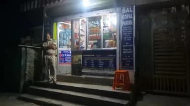 दरभंगा: विश्वविद्यालय थाना क्षेत्र के बेलादुल्ला मुहल्ले में उत्पाद विभाग की छापेमारी में कोडीन युक्त कप सिरप किया बरामद