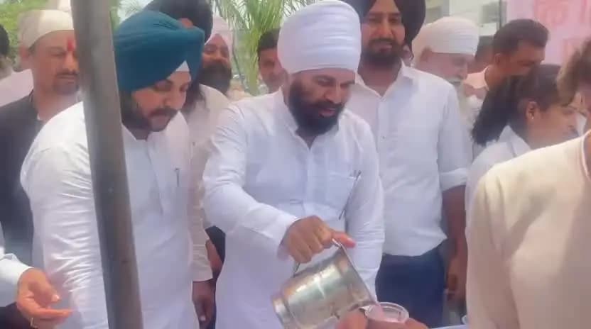 खटीमा में जल वितरण सेवा करते हुए माननीय मंत्री रणजीत सिंह नामधारी जी
#khatima #ranjeetsinghnamdhari