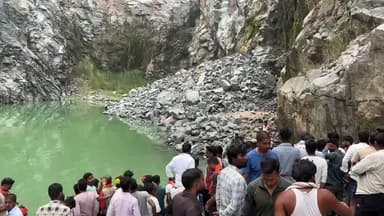 जयनगर: डेढ़ महीने पहले बजी थी शहनाई, अब उठी अर्थी खदान में मिला इकलौते बेटे का शव, परिजनों का फूटा गुस्सा
जयनगर, निज प्रतिनिध