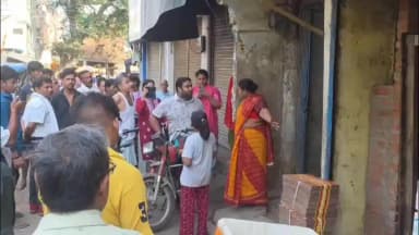 मिर्ज़ापुर: कटरा कोतवाली थाना क्षेत्र के मुकेरिबाजार में पीड़ित परिवार ने भाजपा नेत्री और उनके बेटे पर जमीन कब्जा करने का आरोप लगाया