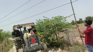 साकंरा से टोडी का पुरा पर जाने बाले रस्ते पर 11kv लाईन बाहान से टकराते हुऐ बिधुत मंडल को कई बार शिकायत बार बार करने पर