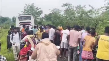 गोबिंदपुर राजनगर: राजनगर में भीषण सड़क हादसा: माँ रोहिणी बस और बाइक की टक्कर में युवक गंभीर घायल, एंबुलेंस की देरी पर फूटा ग्रामीणों का ग