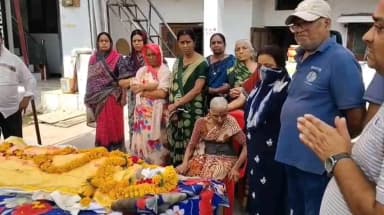 बड़वाह: बड़वाह के श्री संजय पाठक की देह चिकित्सालय को दी दान,पुलिस ने प्रदान किया गार्ड ऑफ ऑनर, परिवार के 4 लोग कर चुके देहदान