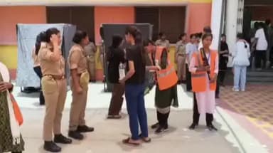 जौनपुर: नीट की परीक्षा कड़ी सुरक्षा व्यवस्था के बीच शुरू हुई, स्क्रीनिंग मेटल डिटेक्टर से चेकिंग के बाद ही कक्ष में मिला प्रवेश
