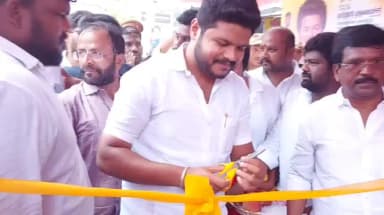புதுக்கோட்டை: பழக்கடை சுரேஷ் ஏற்பாட்டில் தூய்மை பணியாளர்கள் ஆட்டோ டிரைவர்கள் பொது மக்களுக்கு நலத்திட்ட உதவிகளை அண்ணாசிலை அருகே வழங்கிய அமைச்சர் பர்வேஸ்