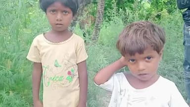 स्वार: शिकारपुर के पास मार्ग किनारे घूम रहे दो बच्चों को समाजसेवी इंतजार अली ने परिजनों को सौंपा