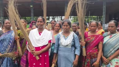 ములుగు: బిఆర్ఎస్ పార్టీ నాయకుడిని చీపురు కట్టలతో వార్నింగ్ ఇచ్చిన మహిళా ఇసుక సొసైటీ సభ్యులు..!