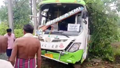ଦେବଗଡ: ସୁରଙ୍ଗିପାଳ ନିକଟରେ ଯାତ୍ରୀବାହି ବସ୍ ଦୁର୍ଘଟଣା; ବସ୍ ଚାଳକ ଗୁରୁତର