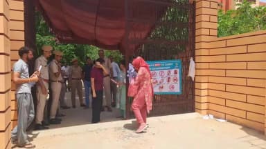 चिड़ावा: गेट बंद होने से 2 सेकंड पहले मिला आधार कार्ड, चिड़ावा सेंटर पर पिता की दौड़ ने बचाया बेटी का डॉक्टर बनने का सपना