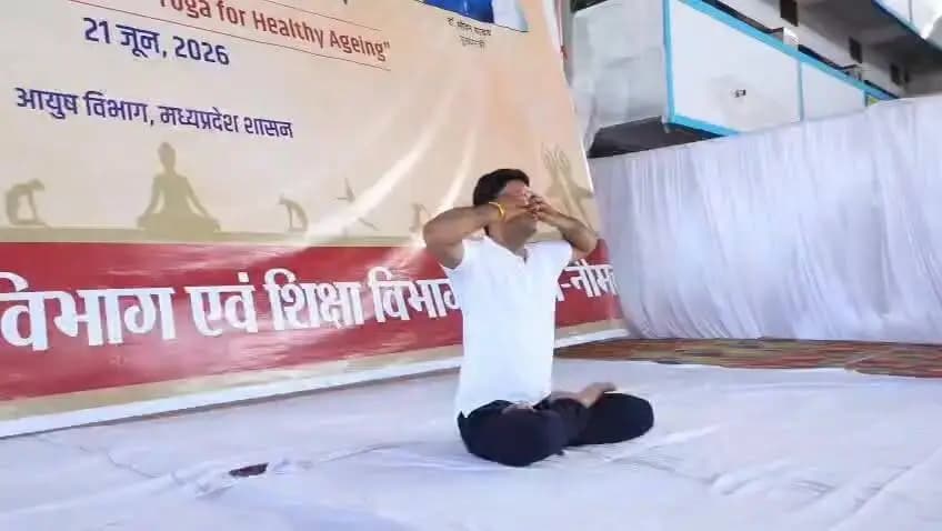 #अंतर्राष्ट्रीय_योग_दिवस के अवसर पर 21 जून को लायन डेन नीमच में सामूहिक योग कार्यक्रम आयोजित किया गया। कार्यक्रम में राज्यसभा सांसद श्री बंशीलाल गुर्जर मुख्य अतिथि के रूप में उपस्थित थे।
इस मौके पर विधायक नीमच श्री दिलीप सिंह परिहार, जिला पंचायत अध्यक्ष श्री सज्जन सिंह चौहान, कलेक्टर श्री हिमांशु चंद्रा, एसपी श्री राजेश व्यास, नीमच नपा अध्यक्ष श्रीमती स्वाति चोपड़ा, जिला पंचायत सीईओ श्री अमन वैष्णव, एडीएम श्री बी.एस. कलेश सहित अन्य जनप्रतिनिधि, अधिकारी-कर्मचारी, विभिन्न योग संस्थाओं के प्रतिनिधि एवं विद्यार्थियों ने सामूहिक रूप से योगाभ्यास किया।
इस अवसर पर प्रधानमंत्री श्री नरेन्द्र मोदी जी के मुख्य आतिथ्य में कोलकाता से आयोजित योग दिवस कार्यक्रम का सीधा प्रसारण किया गया। उपस्थितजनों ने प्रधानमंत्री जी के उद्बोधन को लाइव देखा व सुना। कार्यक्रम में बड़ी संख्या में उपस्थितजनों ने योग की विभिन्न क्रियाओं और आसनों को अतिथियों के साथ दोहराया और योग व प्राणायाम किया।
कार्यक्रम को संबोधित करते हुए मुख्य अतिथि राज्य सभा सांसद श्री बंशीलाल गुर्जर ने उपस्थितजनों को अंतर्राष्ट्रीय योग दिवस की शुभकामनाएं दीं और सभी से योग को जीवन में अपनाने का आह्वान किया।
कार्यक्रम का संचालन श्री अरुण सोलंकी ने किया तथा अंत में जिला शिक्षा अधिकारी श्री सुजानमल मगरिया ने आभार व्यक्त किया।
कार्यक्रम के अतिथियों के साथ ही जनप्रतिनिधिगण पार्षदगण,योग संस्थाओं, संगठनों समाज सेवी संस्थाओं के पदाधिकारी अधिकारी-कर्मचारी एवं विभिन्न विद्यालयों के छात्र-छात्राए एवं योग प्रेमी उपस्थित थे ।
#Neemuch
#InternationalYogaDay
#YogaForOneEarthOneHealth