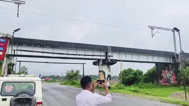 উত্তৰ লক্ষীমপুৰ: চাবতি সোনাৰী চানমাৰিত যাত্ৰীবাহী ৰেলৰ খু/ন্দাত নি/হত যুৱক।
মধুচিন্তন বৰুৱা নামৰ যুৱকজন থিতাতে নি/হত