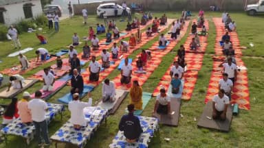 कांडा: कांडा में योगाभ्यास में दर्जा राज्यमंत्री भूपेश उपाध्याय हुए शामिल, जिप सदस्य गोपा धपोला ने क्षेत्र की उपेक्षा की कही बात