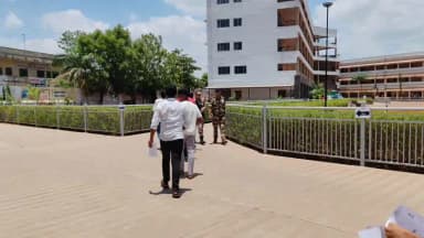 धुळे: 'नीट'ची अग्निपरीक्षा: धुळे जिल्ह्यातील सहा केंद्रांवर अभूतपूर्व सुरक्षा व्यवस्थेत परीक्षेला सुरुवात.