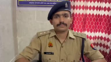 #baghpatpolice
दिनांक 20/21-06-26 की रात्रि समय करीब 01.55 बजे थाना खेकड़ा पुलिस द्वारा चैकिंग के दौरान मुखबिर की सूचना पर जंगल कस्बा खेकड़ा में कोर्णार्क चौराहे से ग्राम बसी को जाने वाले नहर वाले रास्ते पर पेरिफेरल अण्डर पास के नीचे 01 अभियुक्त आमिर पुत्र सत्तार निवासी गली नं0 4 चौधरी मेडिकल स्टोर इस्लाम नगर नये बस अड्डे के पास थाना कोतवाली घण्टाघर जनपद गाजियाबाद उम्र करीब 32 वर्ष को बाद पुलिस मुठभेड़ घायलावस्था में व 04 अन्य अभियुक्तों 1.शाहरूख पुत्र अनवार निवासी इस्लाम नगर नया बस अड्डा थाना कोतवाली घण्टाघर जनपद गाजियाबाद, 2.शौकीन पुत्र सकील निवासी हिण्डन विहार थाना नन्दग्राम जनपद गाजियाबाद, 3.अयान उर्फ मोनू पुत्र अहमद सईद निवासी हिण्डन विहार थााना नन्दग्राम जनपद गाजियाबाद 4.पंकज पुत्र दुलीचन्द निवासी गांव मजगांव थाना बरीठा जनपद छतरपुर मध्य प्रदेश को गिरफ्तार किया गया है, जिनके कब्जे से 01 अवैध तमंचा .315 बोर मय 01 जिन्दा व 01 खोखा कारतूस .315 बोर, 01 गाड़ी टाटा ऐस एस गोल्ड नं0 DL1LAN6910 तथा चोरी का विद्युत लाईन तार बरामद हुआ है । इस सम्बन्ध में क्षेत्राधिकारी खेकडा द्वारा दी गई बाइट।
@Uppolice