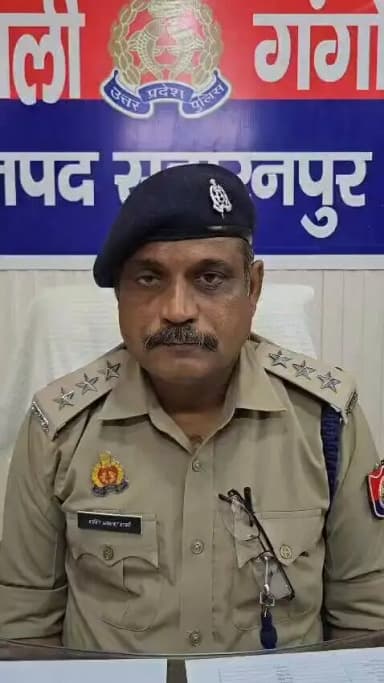 #Saharanpurpolice
#बाईट
➡️दिनांक 20/21.06.2026 की रात्रि को करीब 2:00 बजे थाना तीतरो पर पीआरवी के माध्यम से सूचना प्राप्त हुई कि अनिल कुमार पुत्र राम सिंह, उम्र 25 वर्ष मोहल्ला निवासी कानूनगोयान ने फांसी लगाकर आत्महत्या कर ली है। इस सूचना पर थाना तीतरों पुलिस द्वारा तत्काल घटनास्थल पहुँचकर शव को कब्जे में लेकर पंचायतनामा भरकर पोस्टमार्टम की कार्यवाही हेतु भिजवाया गया है। मृतक के शरीर पर कोई जाहिरा चोट के निशान नहीं है।
➡️प्रकरण में पोस्टमार्टम की रिपोर्ट एंव परिजनों की तहरीर के आधार पर अग्रिम विधिक कार्यवाही की जायेगी ।जिसके संबंध में क्षेत्राधिकारी गंगोह के द्वारा दी गयी बाईट।
@Uppolice
@adgzonemeerut
@digsaharanpur
@aajtak
@News18UP