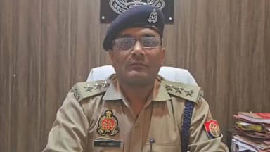 #HardoiPolice
दिनांक 19 जून 2026 को थाना सुरसा क्षेत्र अंतर्गत तुंदवल पुल के पास दो पक्षों में मारपीट की सूचना पुलिस को प्राप्त हुई थी। सूचना पर तत्काल पुलिस बल मौके पर पहुंचा एवं घायलों को उपचार हेतु भेजा गया था। इसमें विनोद पुत्र गयासिंह निवासी ग्राम बहरुद्दीनपुर को गंभीर चोटें आई थी जिन्हें जिला अस्पताल से लखनऊ रेफर कर दिया गया था। प्रकरण में विनोद की पत्नी रोहिणी सिंह की तहरीर के आधार पर सुसंगत धाराओं में चार अभियुक्तों के विरुद्ध अभियोग पंजीकृत किया गया था। पुलिस द्वारा त्वरित कार्रवाई करते हुए चारों अभियुक्तों को गिरफ्तार कर लिया गया। कल दिनांक 20 जून 2026 को इलाज के दौरान ट्रॉमा सेंटर लखनऊ में विनोद की मृत्यु हो गई थी। जिनका शव आज परिजनों एवं ग्रामवासियों द्वारा अंतिम संस्कार के लिए ले जाया जा रहा था तो सेमरा चौराहे पर रोककर उनके द्वारा विरोध किया गया जिस पर तत्काल पुलिस बल मौके पर पहुंचा, परिजनों को समझा बुझाकर एवं समस्त अब तक की कार्यवाही से अवगत कराते हुए शव को क्रियाकर्म के लिए भिजवा दिया गया है, मौके पर कानून व शांति व्यवस्था संबंधी कोई समस्या नहीं है। इस संबंध में क्षेत्राधिकारी नगर श्री अजीत चौहान द्वारा दी गयी बाइट
@Igrangelucknow
@adgzonelucknow
@dgpup
@Uppolice
