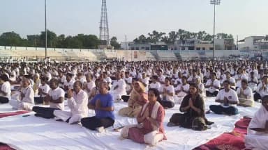 अंतर्राष्ट्रीय योग दिवस के अवसर पर इस वर्ष "स्वस्थ वृद्धावस्था के लिए योग" थीम पर जिला स्तरीय सामूहिक योग कार्यक्रम का आयोजन नूतन स्टेडियम, मंदसौर में किया गया। कार्यक्रम के मुख्य अतिथि सांसद श्री सुधीर गुप्ता थे। इस अवसर पर जिला पंचायत अध्यक्ष श्रीमती दुर्गा विजय पाटीदार, नगर पालिका अध्यक्ष श्रीमती रमादेवी बंशीलाल गुर्जर, पूर्व मंत्री श्री कैलाश चावला, पूर्व विधायक श्री यशपाल सिंह सिसोदिया सहित अन्य जनप्रतिनिधि, कलेक्टर श्रीमती अदिती गर्ग, जिला पंचायत सीईओ श्री अनुकूल जैन, वन मंडल अधिकारी, बड़ी संख्या में योग साधक एवं पत्रकार उपस्थित रहे।
#InternationalYogaDay
#Mandsaur
#मंदसौर