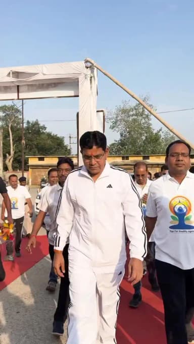 सारंगढ़ में आयोजित अंतर्राष्ट्रीय योग दिवस कार्यक्रम में मुख्य अतिथि के रूप में राजस्व मंत्री श्री टंकराम वर्मा शामिल हुए। इस अवसर पर बड़ी संख्या में बच्चों ने नृत्य शैली में आकर्षक योग मुद्राओं का प्रदर्शन कर सभी का मन मोह लिया।
@chhattisgarhcmo
@dpr.chhattisgarh
@padminibhoisahu
#sarangarhdistrict
#chhattisgarh
