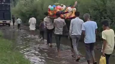 हसनपुर: गंगेश्वरी क्षेत्र के गांव देहरी गुर्जर में मुख्य रास्ते पर जल भराव से लोग परेशान, अंतिम यात्रा जल भराव के बीच से गुजरती