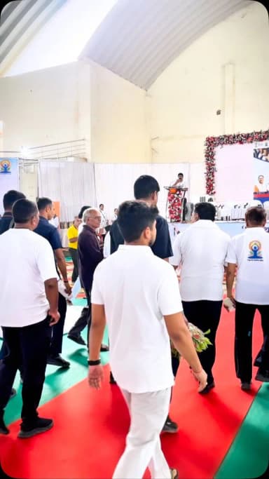 12वें अंतर्राष्ट्रीय योग दिवस पर पीजी कॉलेज डोम में उप मुख्यमंत्री श्री विजय शर्मा की उपस्थिति में सामूहिक योगाभ्यास आयोजित किया गया।
उप मुख्यमंत्री ने योग को ऋषि-मुनियों की अमूल्य विरासत बताते हुए इसे स्वस्थ जीवन का अभिन्न हिस्सा बनाने का आह्वान किया।
