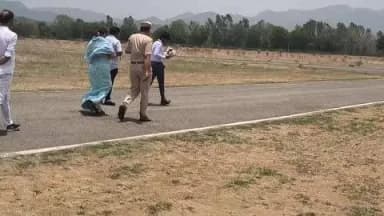 आबू रोड: आबूरोंड मानपुर हेलीपैड पर मुख्यमंत्री भजनलाल शर्मा के पहुंचने पर किया गया अभिनंदन, राज्यमंत्री, विधायक आदि रहे मौजूद