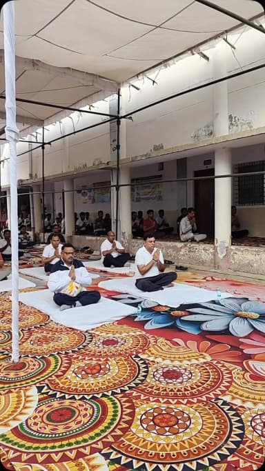 अंतर्राष्ट्रीय योग दिवस पर कोण्डागांव में जिला स्तरीय सामूहिक योगाभ्यास कार्यक्रम आयोजित किया गया। सांसद श्री भोजराज नाग, विधायक सुश्री लता उसेण्डी एवं जनप्रतिनिधियों ने योग को जीवनशैली का हिस्सा बनाने का संदेश दिया। कार्यक्रम में नशामुक्ति की शपथ एवं पौधरोपण भी किया गया। 🌱
#InternationalYogaDay #YogaForHealthyAging #Kondagaon #YogaForLife