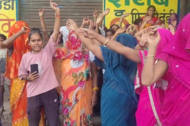 पटियाली: लधोली गांव में शराब के ठेके के विरोध में महिलाओं ने किया प्रदर्शन, दुकान से बाहर फेंकी शराब की पेटियां