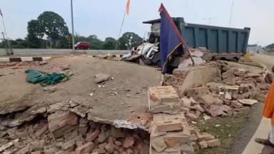 सिसई: रेड़वा स्थित देवी मंडप का हाईवा की टक्कर से टूटने के बाद, ग्रामीण देवी मंडप को दूसरे जगह स्थापित करने का कर रहे विरोध