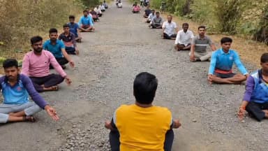 अर्जुनी मोरगाव: रस्त्यावरील खड्यांत बसून युवकांनी साजरा केला योग दिन; अर्जुनी-महागाव-बोरी मार्गाच्या दुरुस्तीसाठी अनोखे आंदोलन