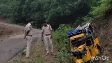 కురుపాం: గుమ్మలక్ష్మీపురం మండలం తాడికొండ సమీపంలో ఆటో బోల్తా
: ఒకరు మృతి, పెళ్లికూతురుతో సహా 12 మందికి గాయాలు