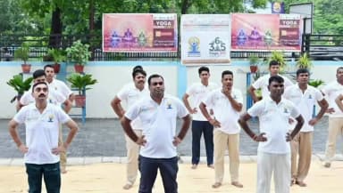 ব্যারাকপুর ২: দ্বাদশ আন্তর্জাতিক যোগ দিবসে যোগাভ্যাসে সামিল ব্যারাকপুর পুলিশ কমিশনারেট, সুস্থ জীবনের বার্তা